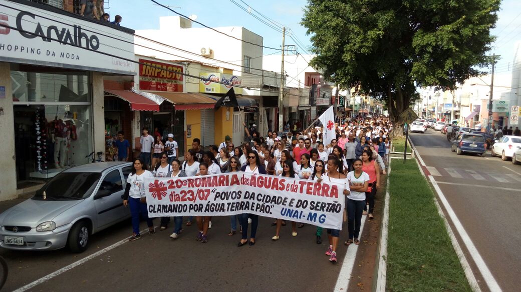 Centenas de pessoas ocupam as ruas de Paracatu por água e por terra para todos